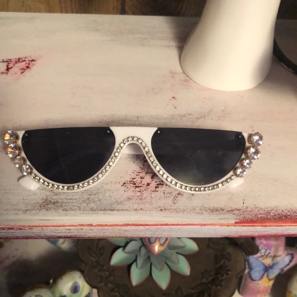 White Rhinestones UV400 Protection Women’s Sunglasses 🕶️ - Picture 1 of 17